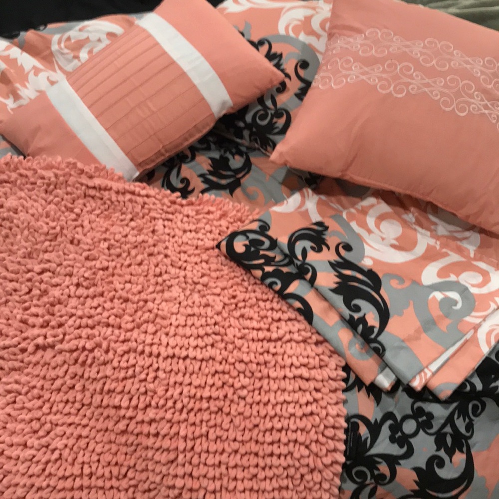 EUC Queen Comforter Set